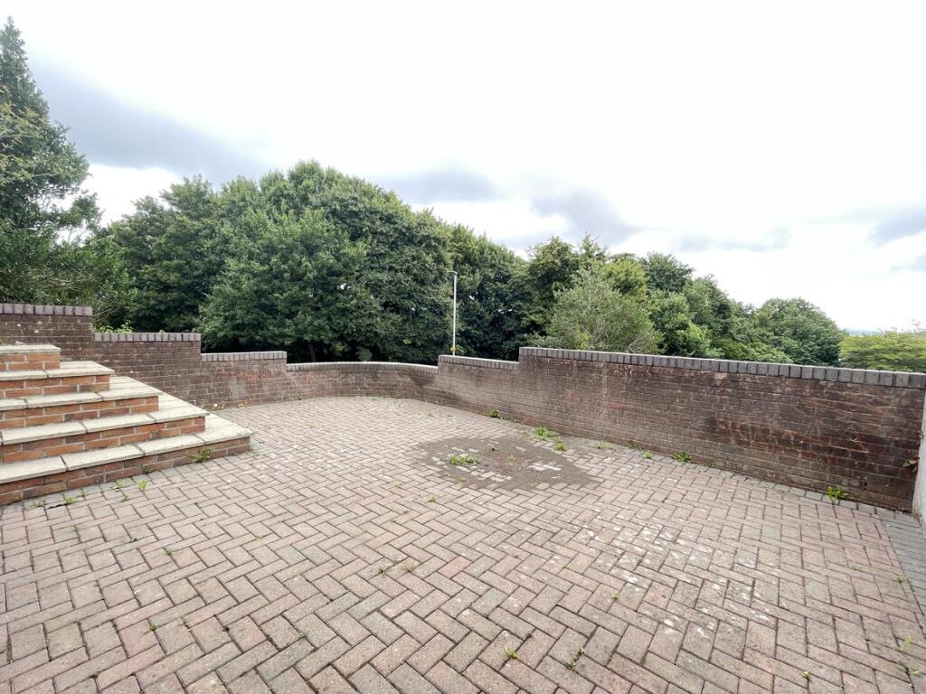 Bourne Close 27 - Garden 2.jpg