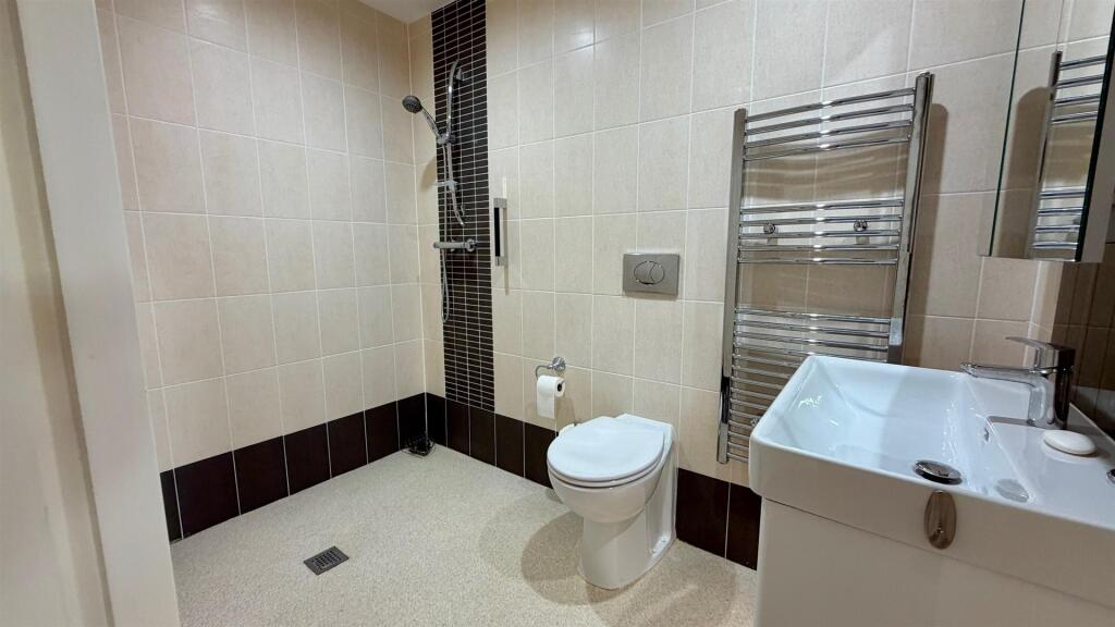 EN-SUITE TILED 3-PIECE SHOWER ROOM