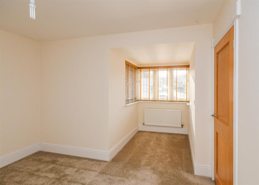 18 Pickwick Gardens - Bedroom.jpg
