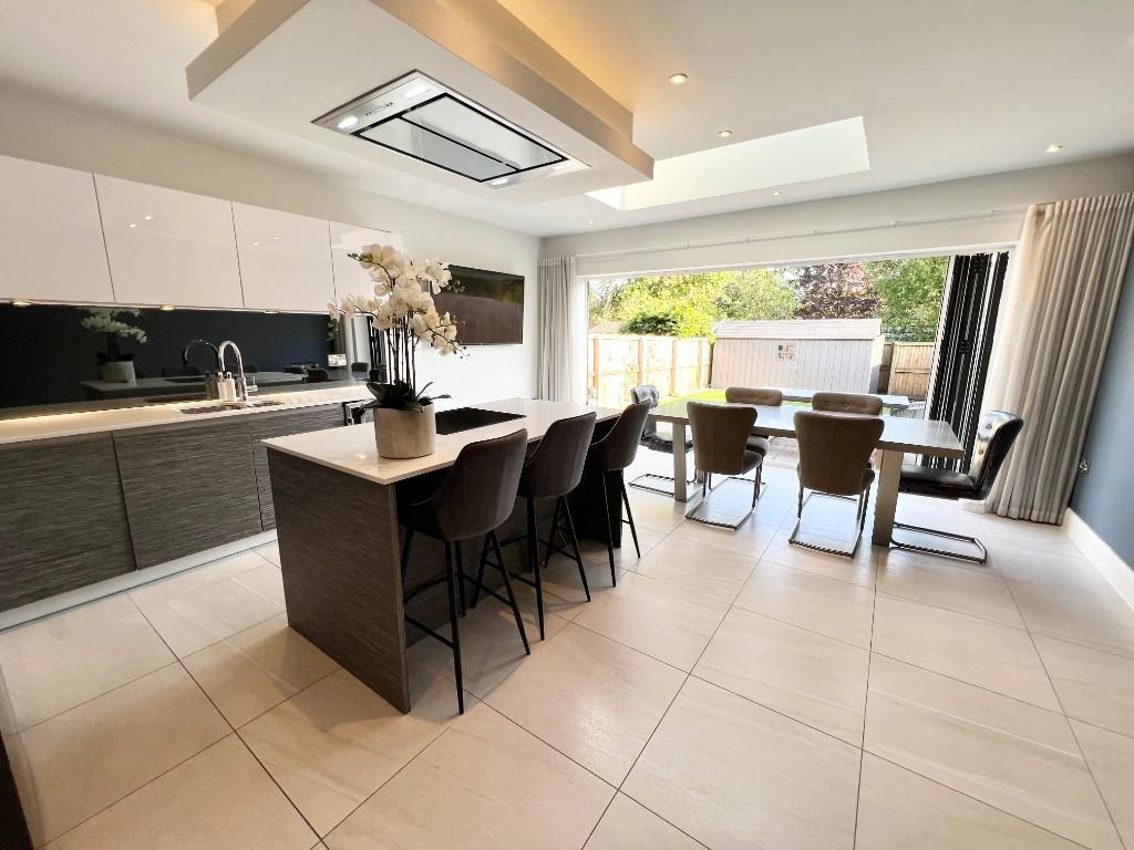 KITCHEN / DINING