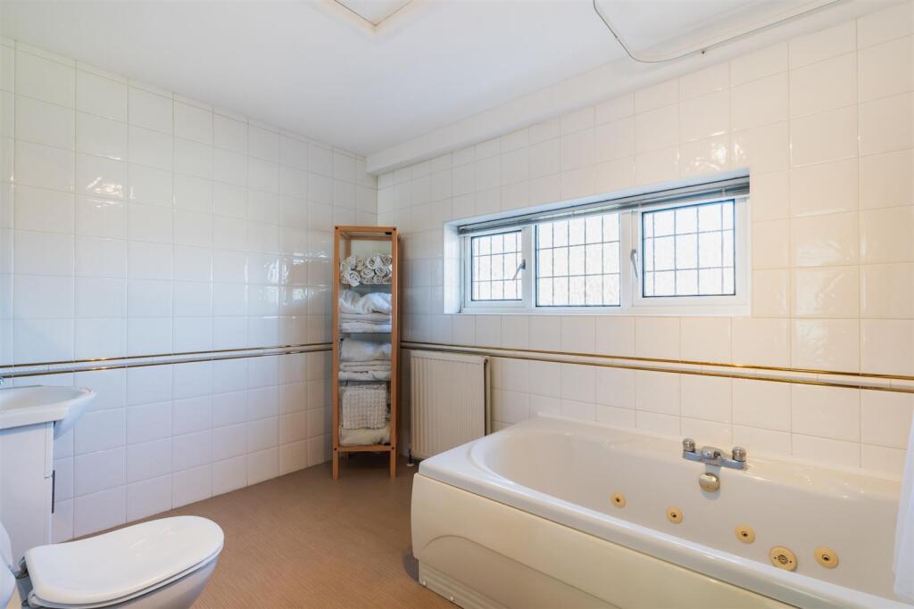 Master En-Suite Bathroom