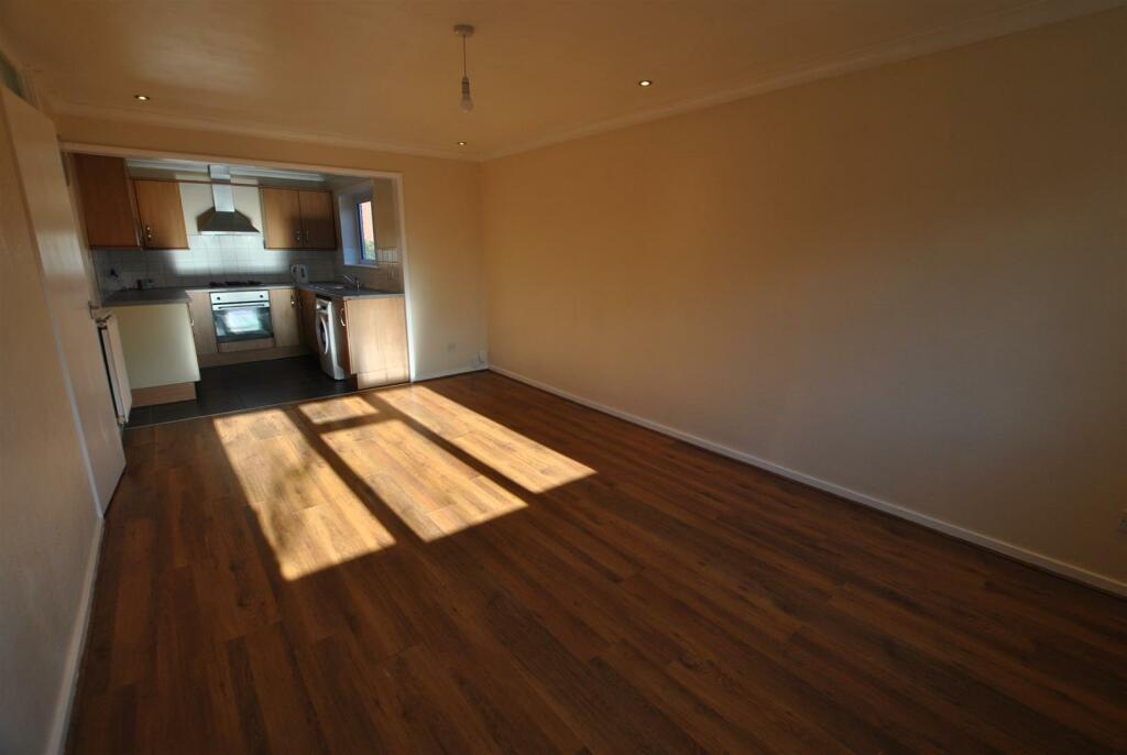 OPEN PLAN LOUNGE/KITCHEN