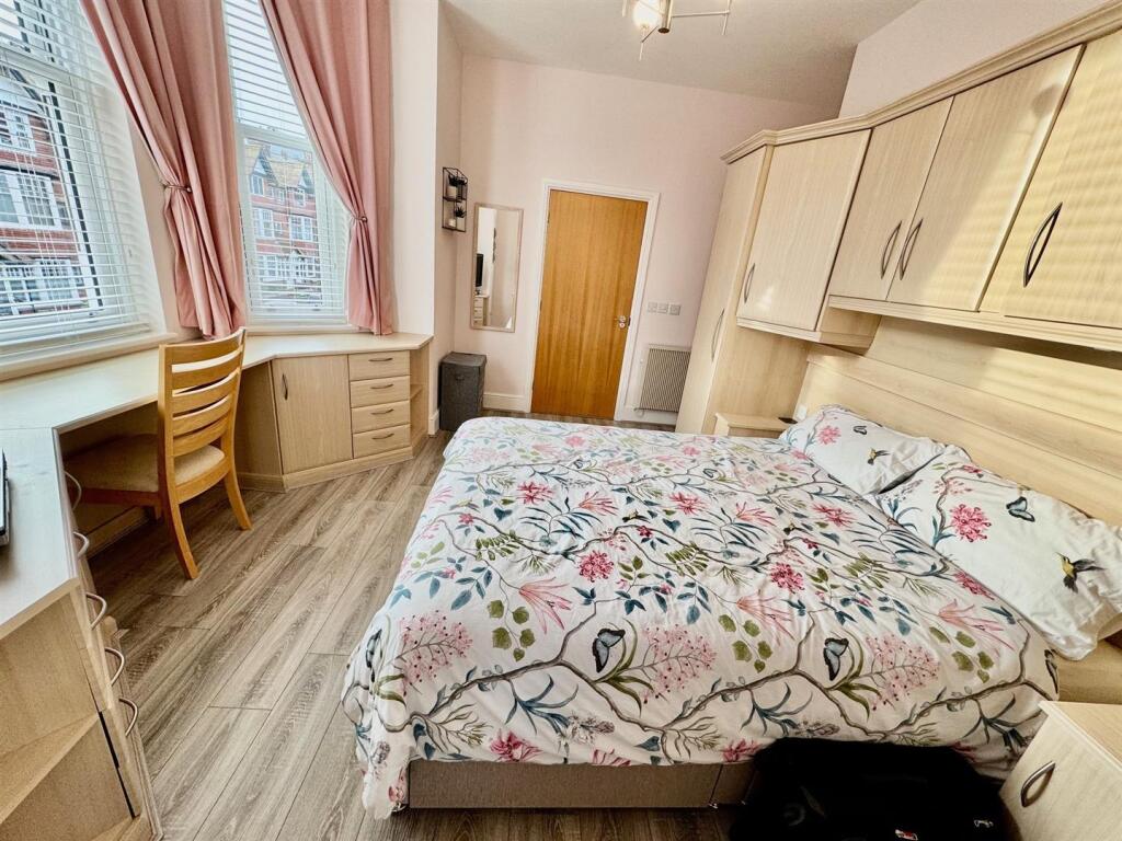Bedroom 1b.jpg