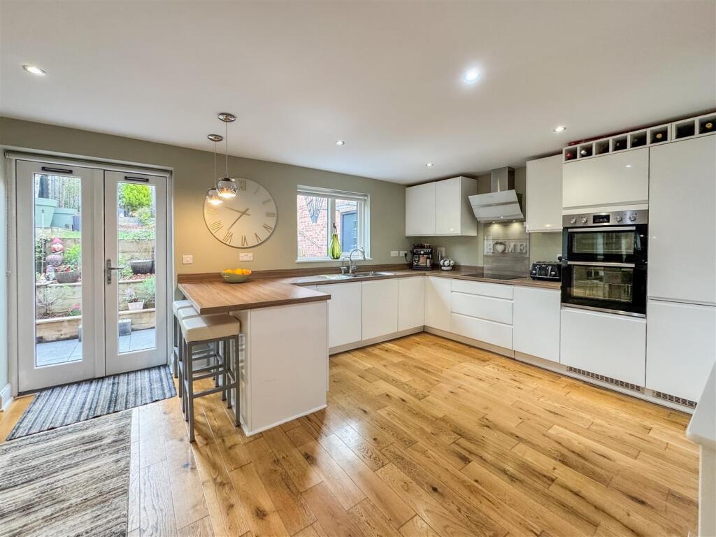 BREAKFASTING KITCHEN