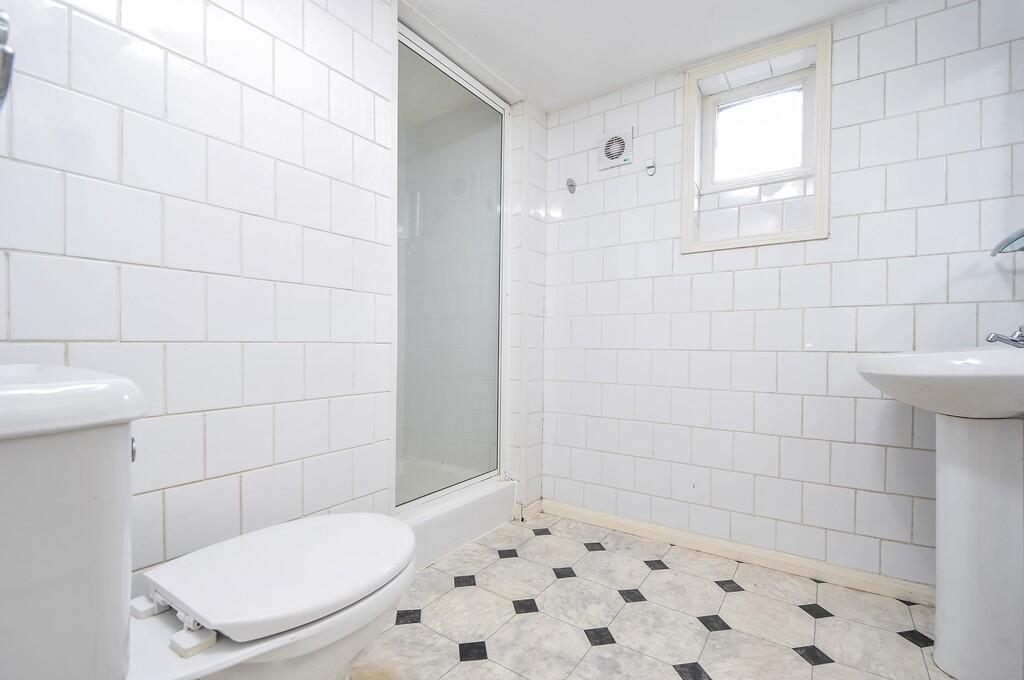 Annexe shower roo...