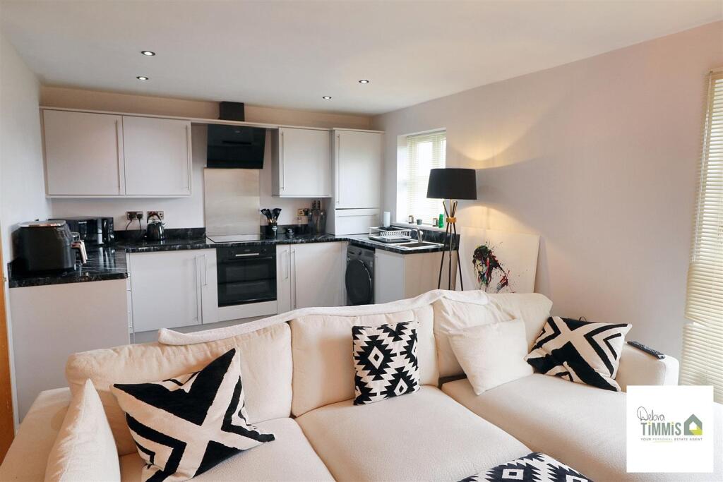 OPEN PLAN KITCHEN AND LOUNGE