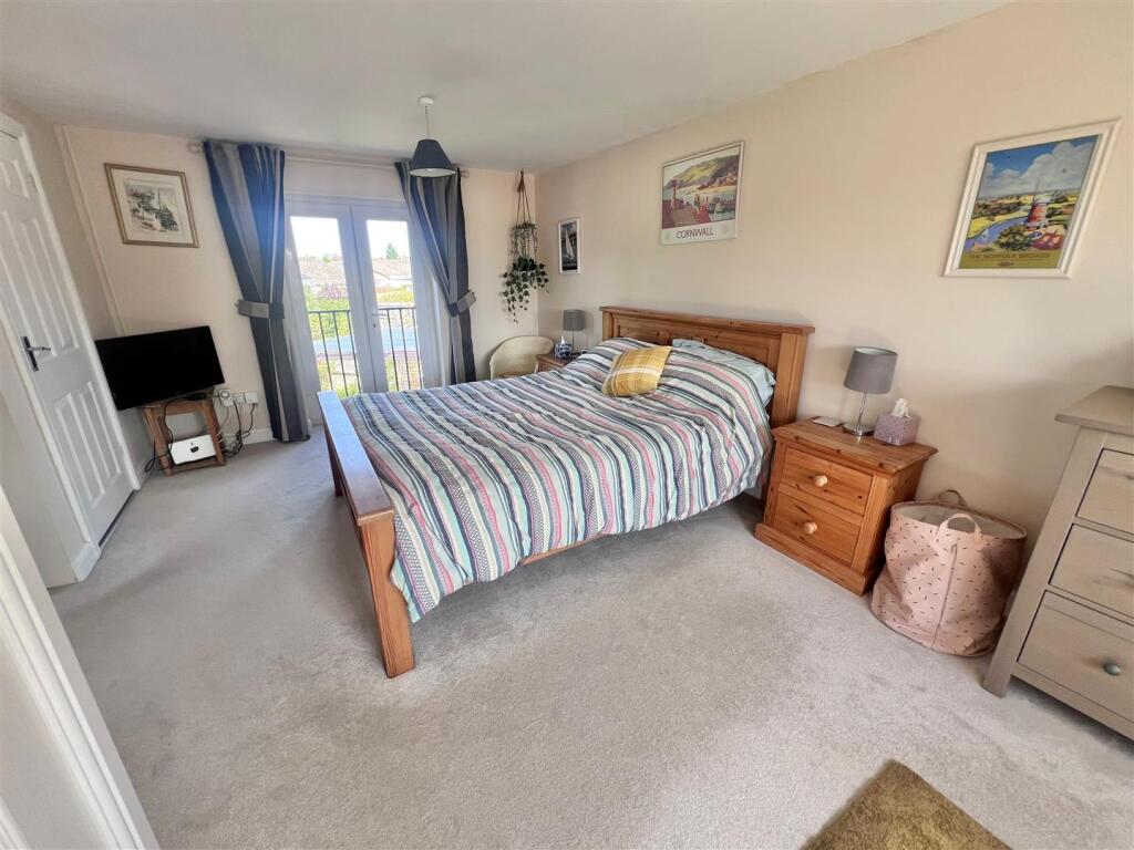 Main bedroom 2.jpg