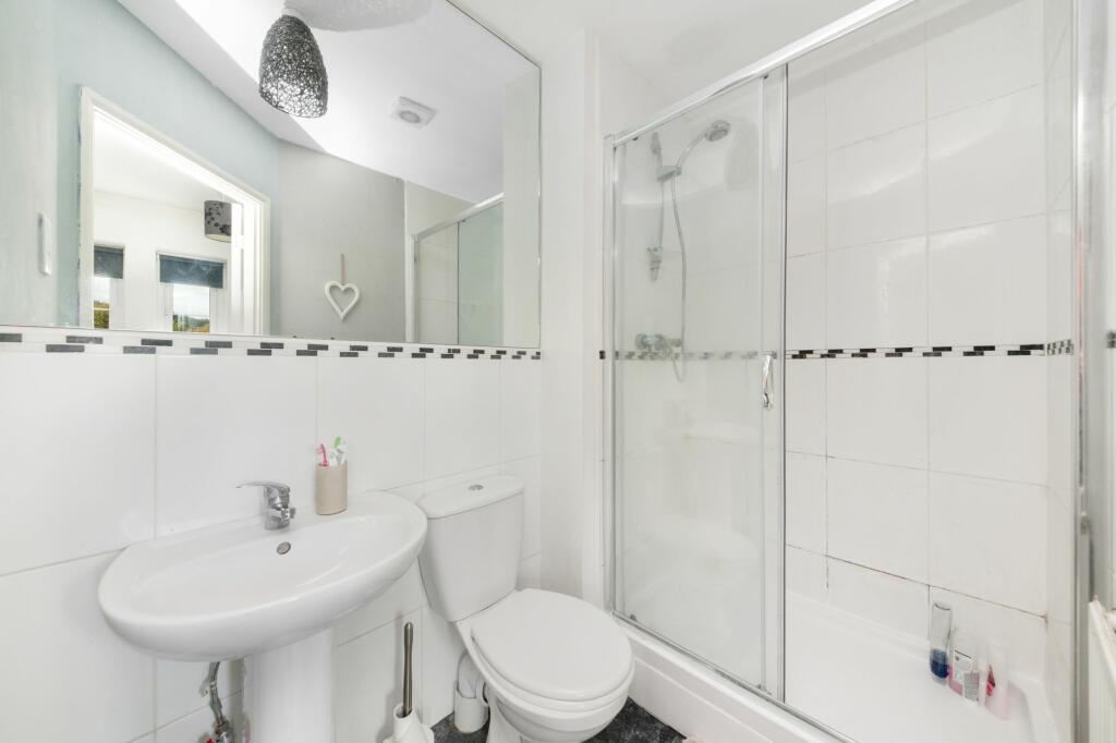 EN-SUITE SHOWER ROOM