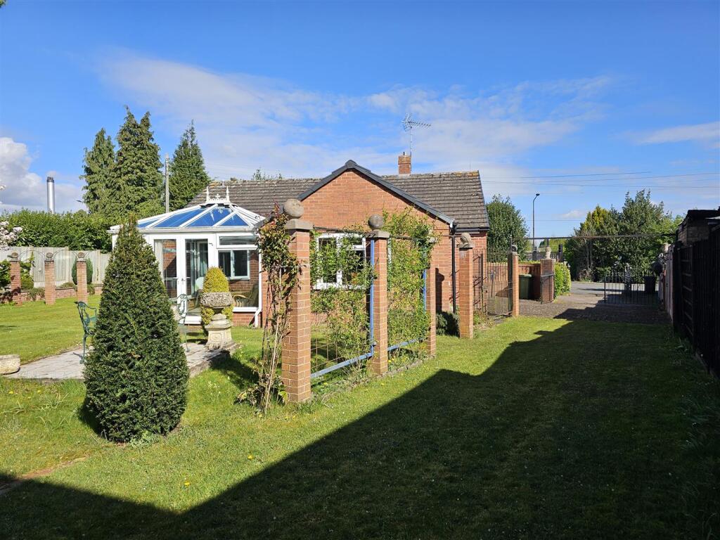 Side Garden/Driveway