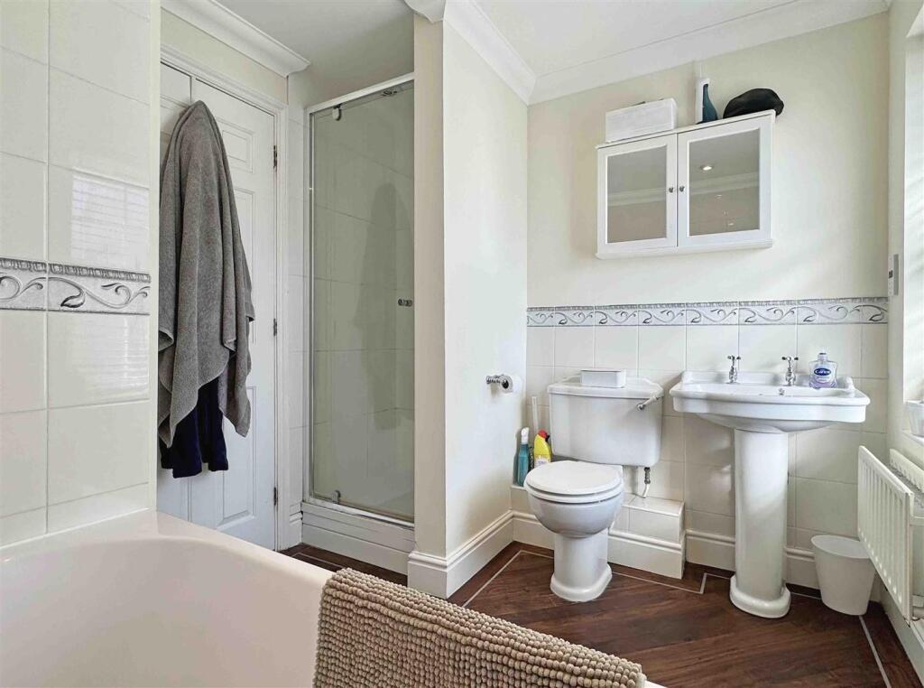 En-Suite To Master b.jpg