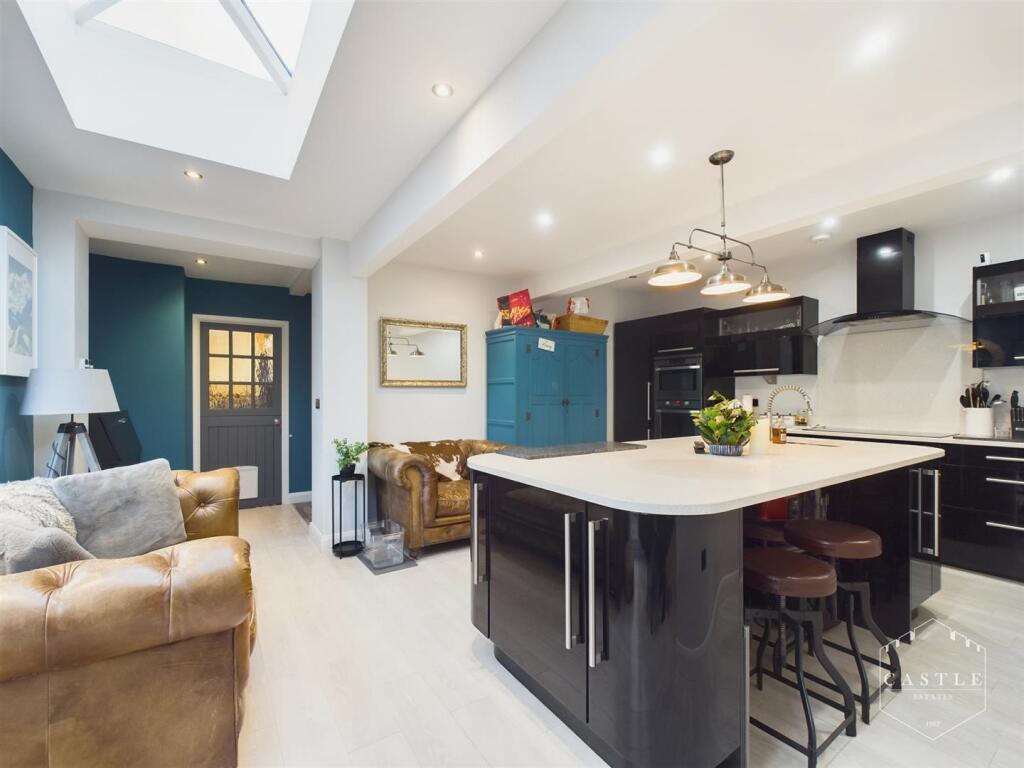 OPEN PLAN KITCHEN