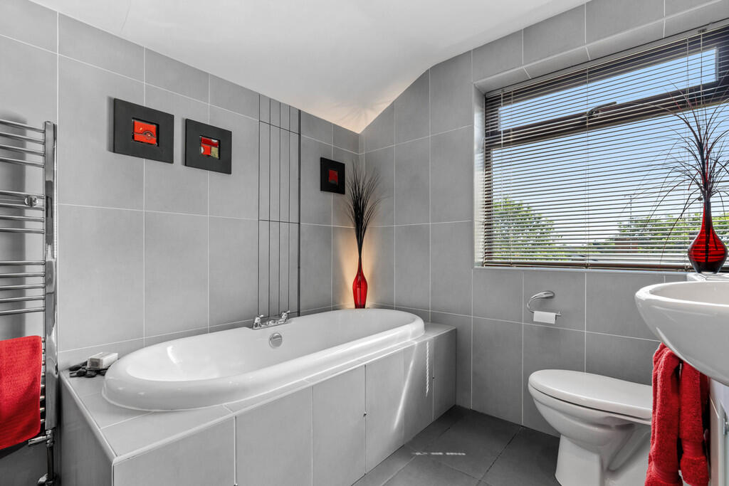 6 Hawkesworth Dri...