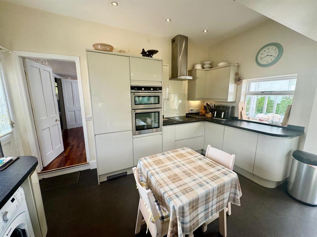 Kitchen 2.jpg