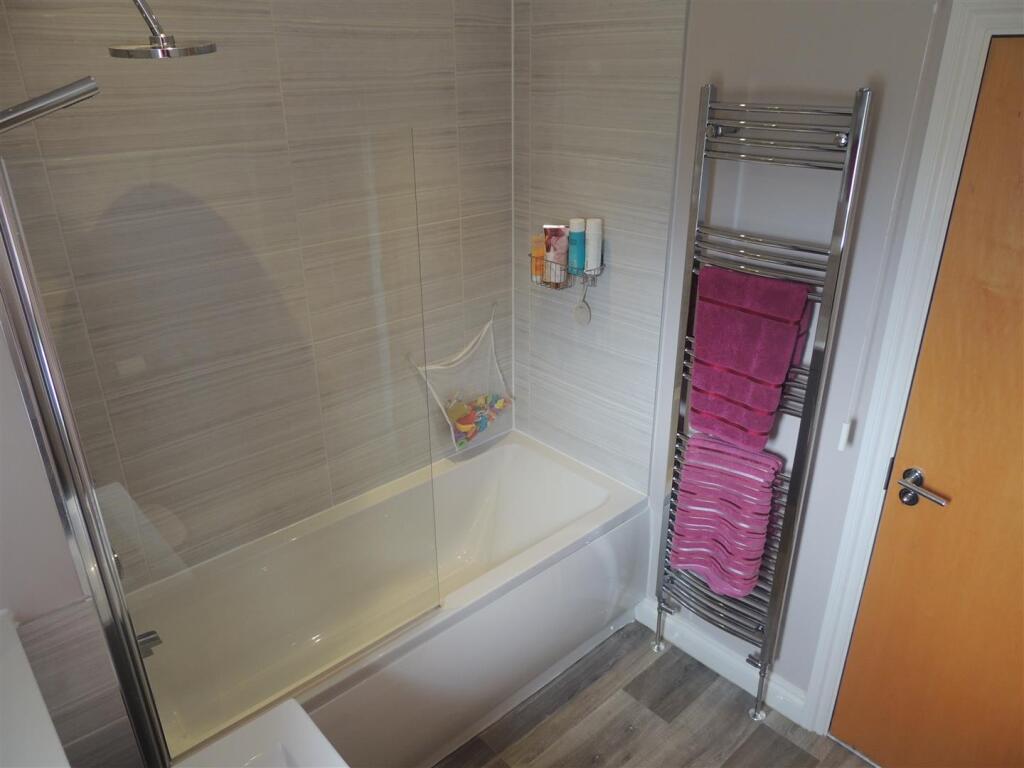 Bathroom 2.JPG