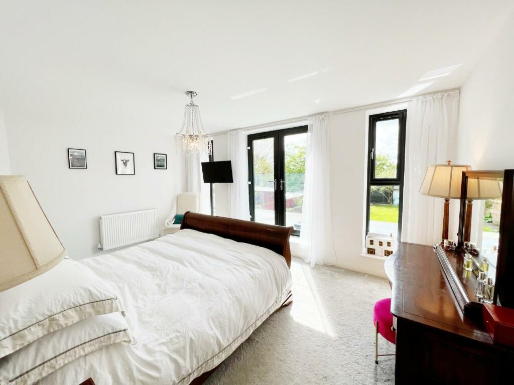 Bedroom 1 pic 1.jpg
