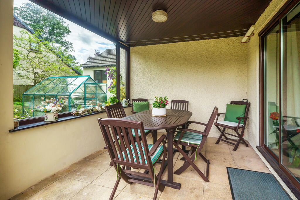 Sheltered patio o...