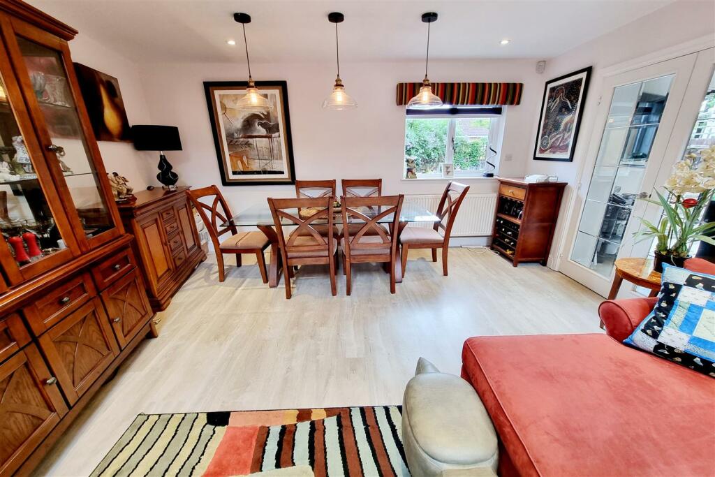 DINING AREA:
