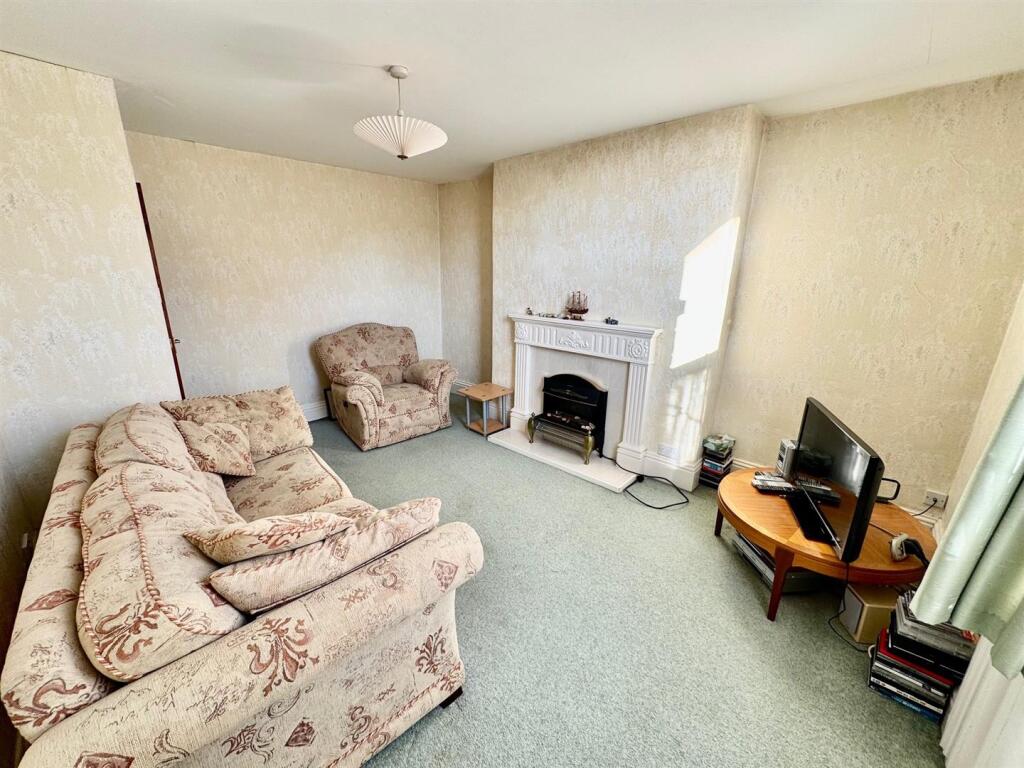 Lounge 3.jpg