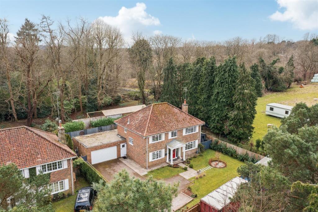 Bakerswood Close, Heath &amp; Reach