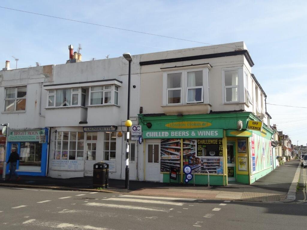 Main flat to let in 