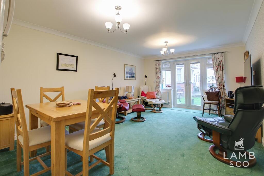 LOUNGE/DINING ROOM