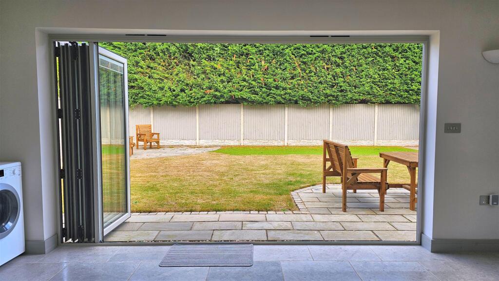 Bifolds Into Garden