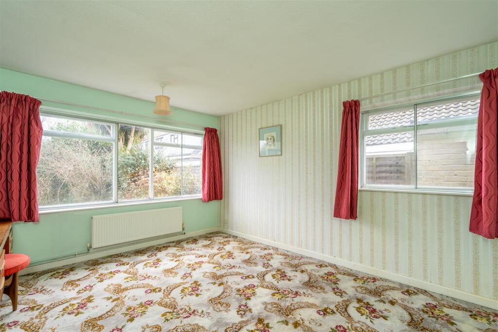 Bedroom 1.jpg