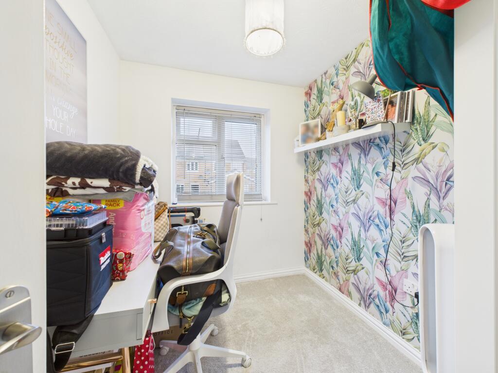 CAM04825G0-PR0245-STILL006