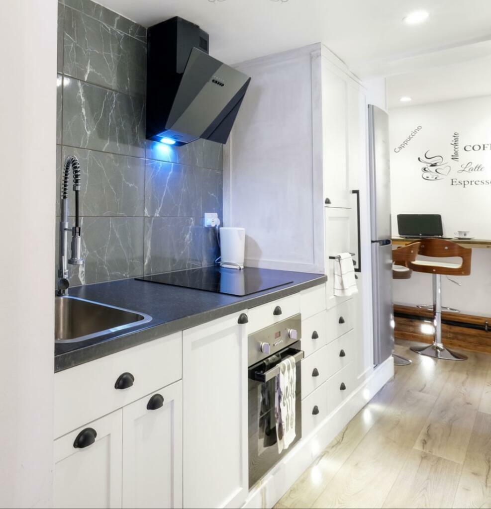 49 Hatton Ave-Kitchen 2.jpeg