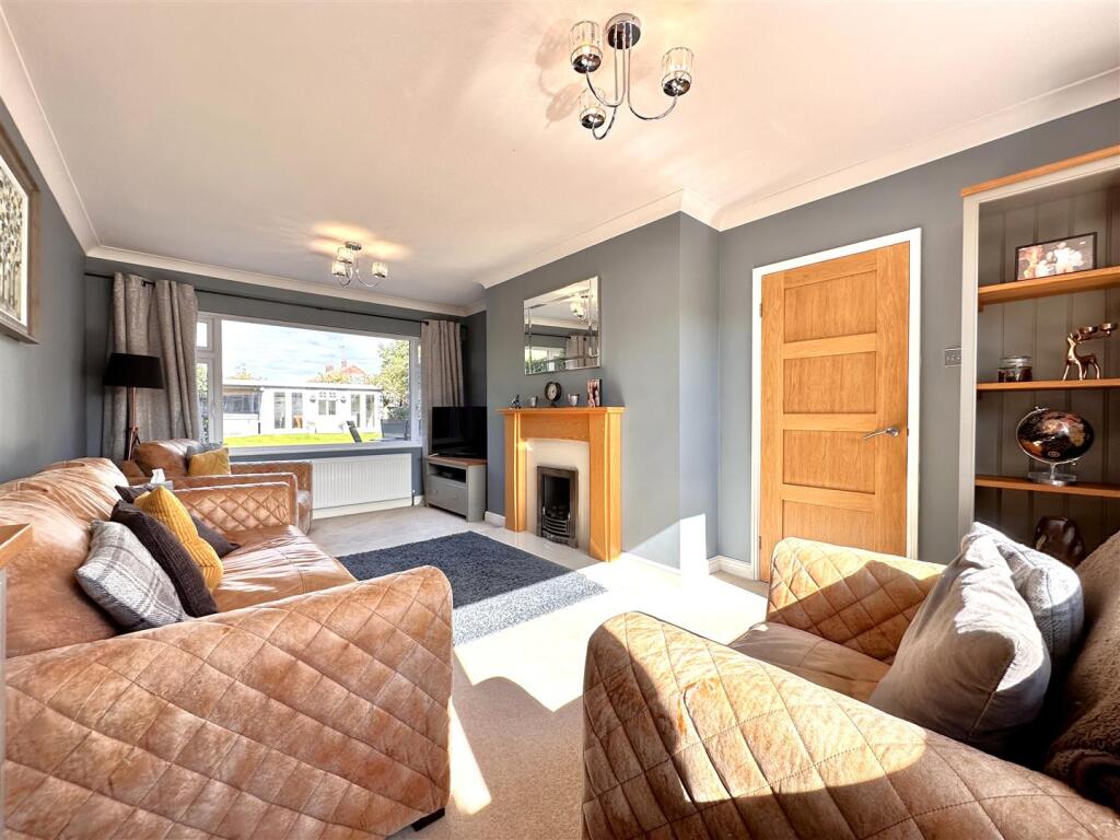 Spacious Living Room 478