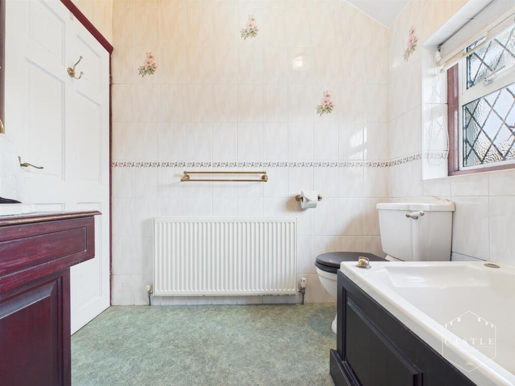 FAMILY BATHROOM
