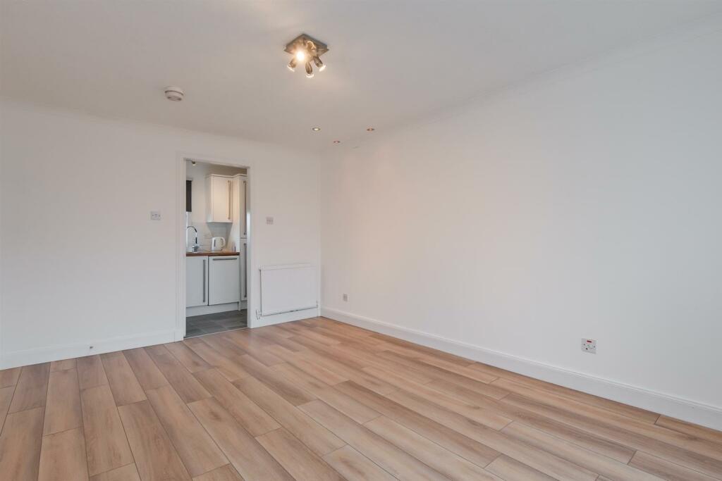 020-16 Hemmingen Court Carluke, ML8 5LX.jpg
