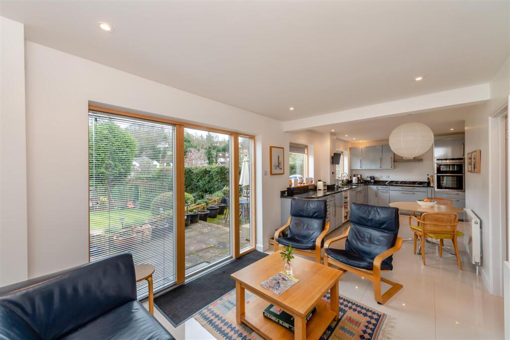 8587992-interior26.jpg