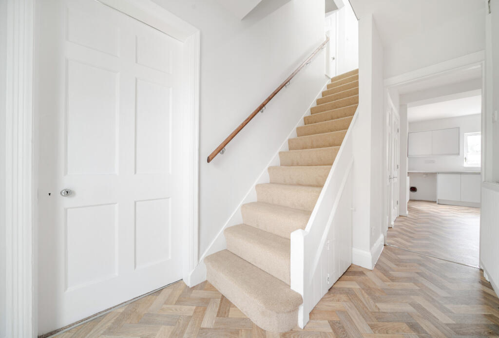 1369784-6-68f2151...