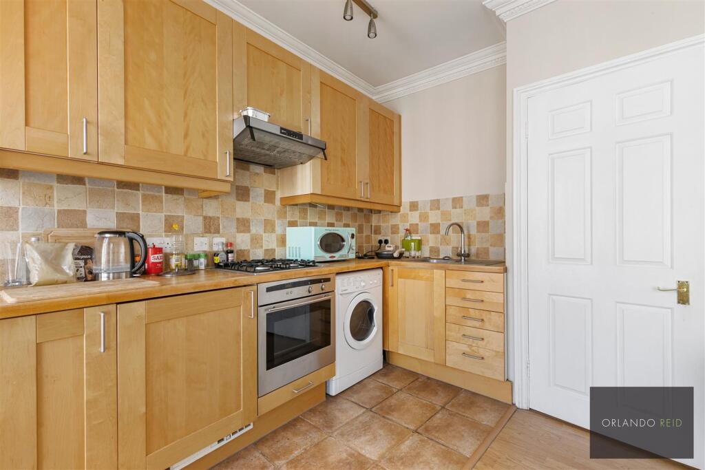 Flat B, 18 Leathwaite Road SW11 1XQ-4.jpg