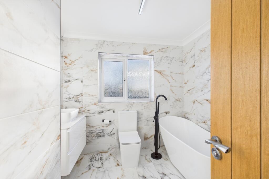 EweMove Spalding -  Cornfield House - Bathroom