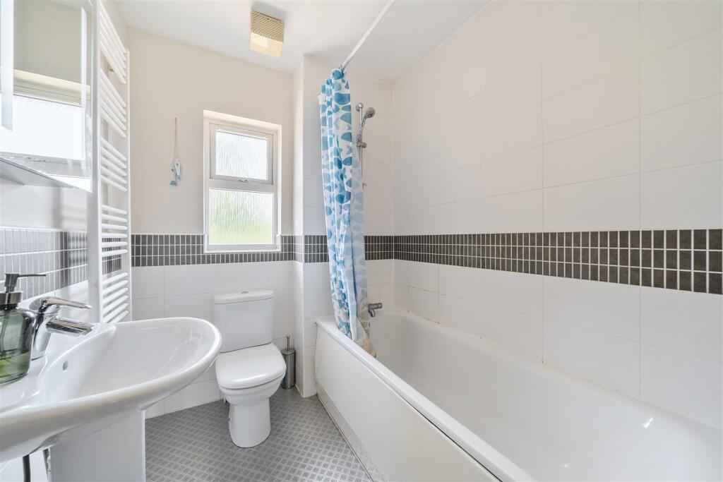 Main family Bathroom.jpg