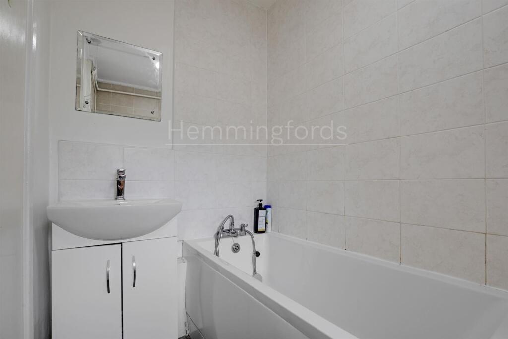 06-eeff84044-HMF-JJ-Hemsworth Court-6-medium.jpg