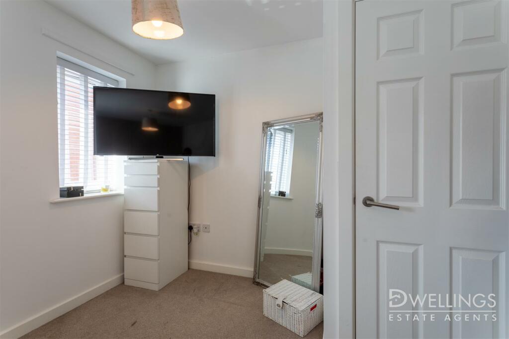 HAZELWELL AVENUE - MASTER BEDROOM