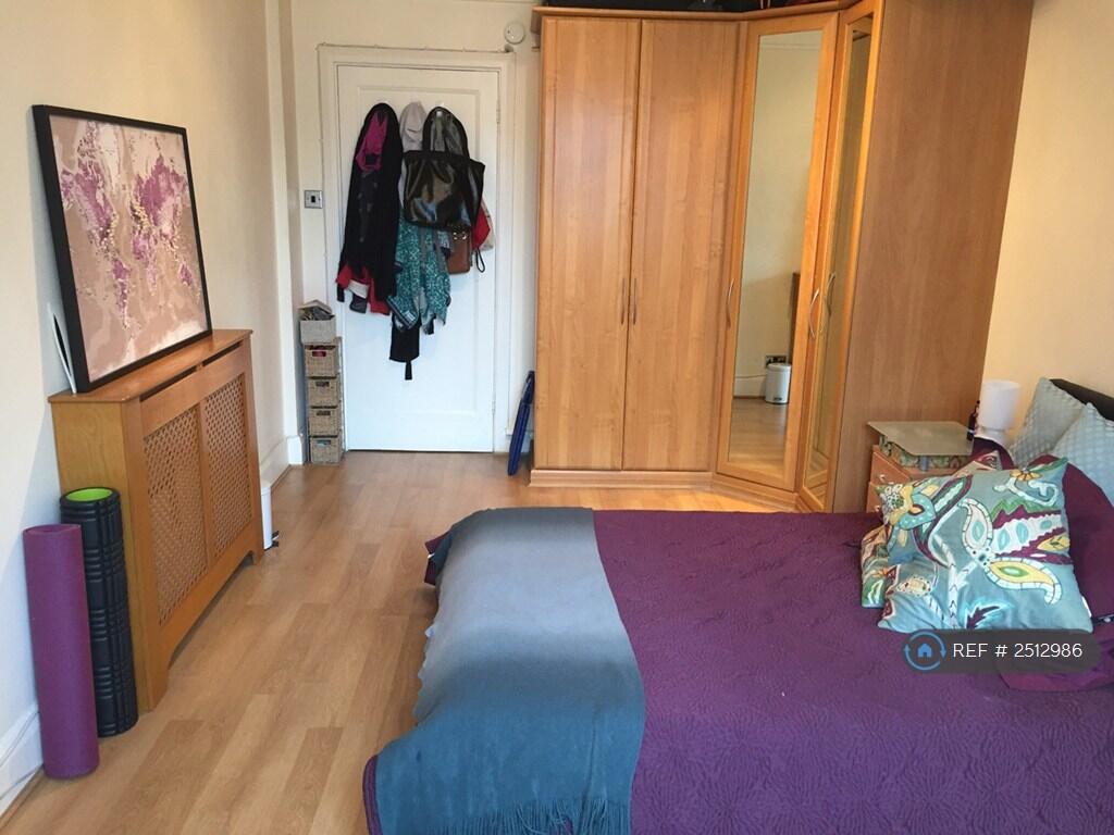 Bedroom 1 - Fully Furnished, Large l-Shaped Desk