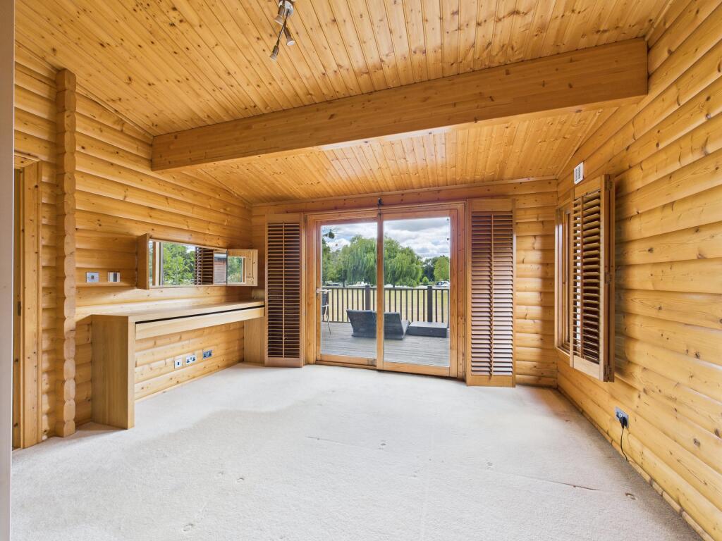 CAM01354G0-PR0557-STILL003