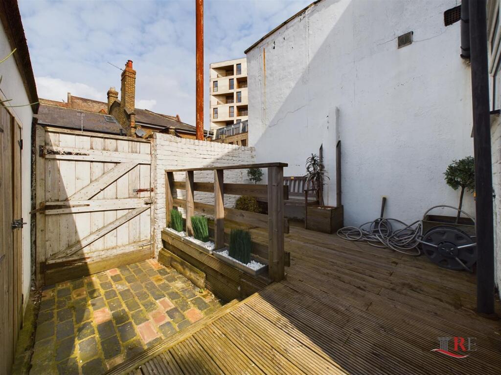 CAM02489G0-PR0049-STILL002.jpg