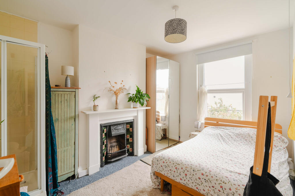 Hall Floor Flat - Bedroom