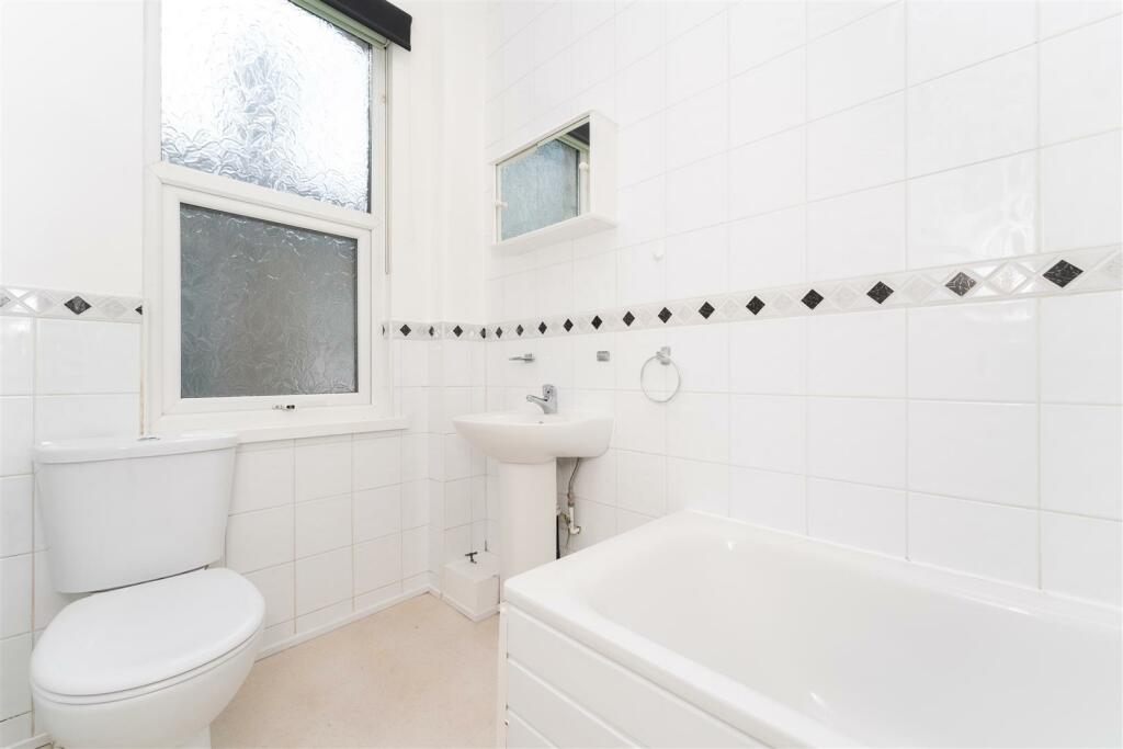 158 Greenford bath.jpg