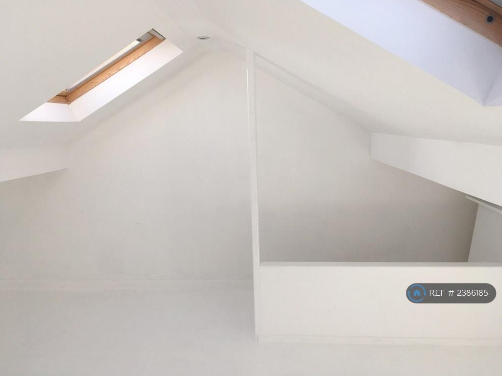 Bright And Spacious Loft Space
