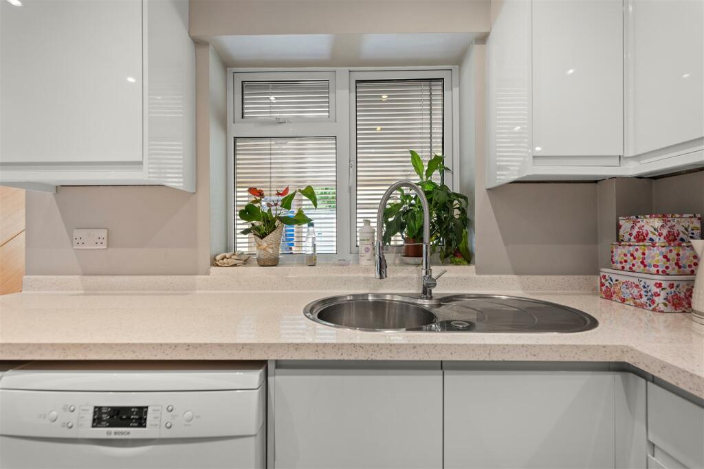 2 St James Close-11.jpg