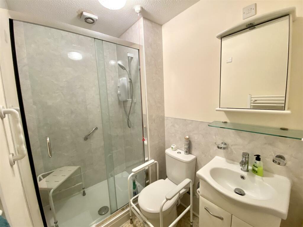 SHOWER ROOM
