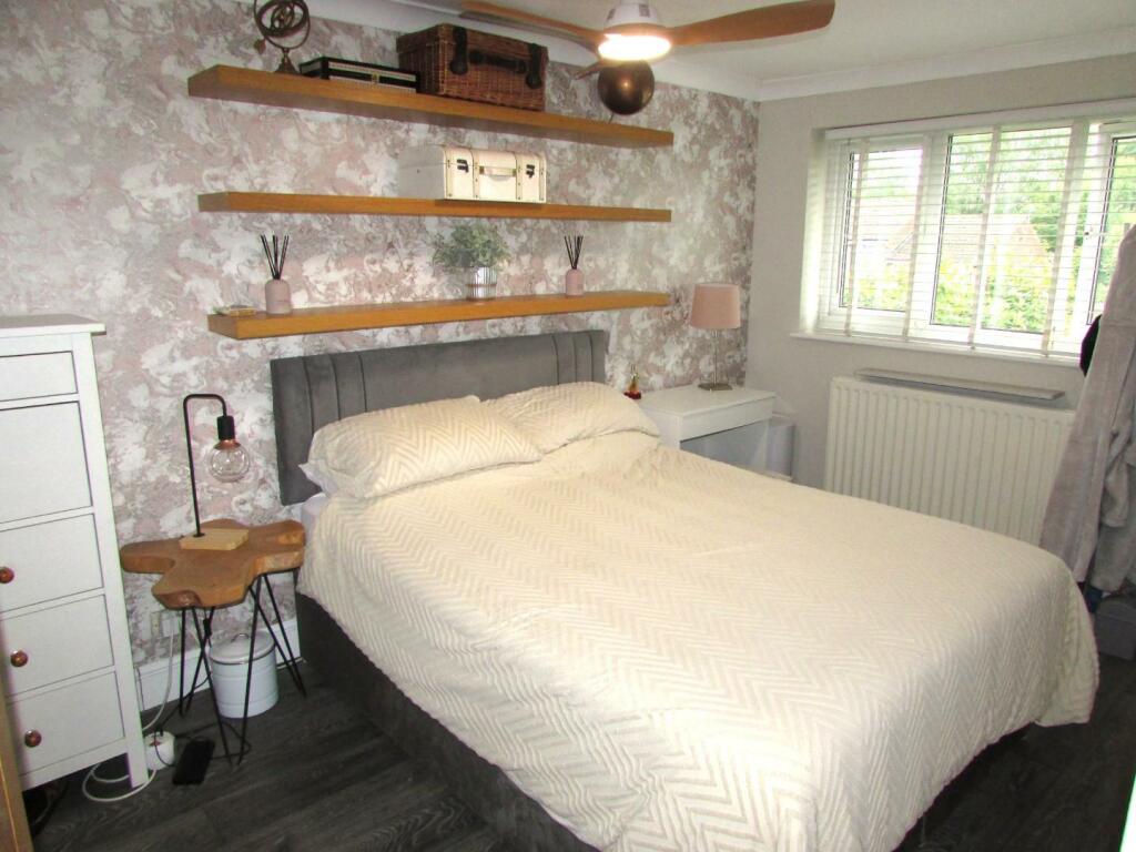 SunburyDv7bed1.JPG