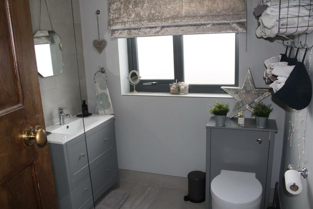 FAMILY SHOWER ROOM