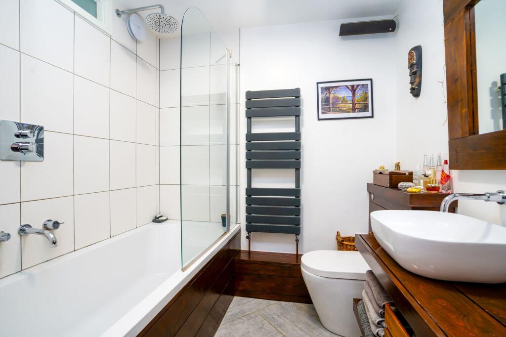 For Sale 1 Bedroom Flat SE19 Eskmont Ridge Bathroom